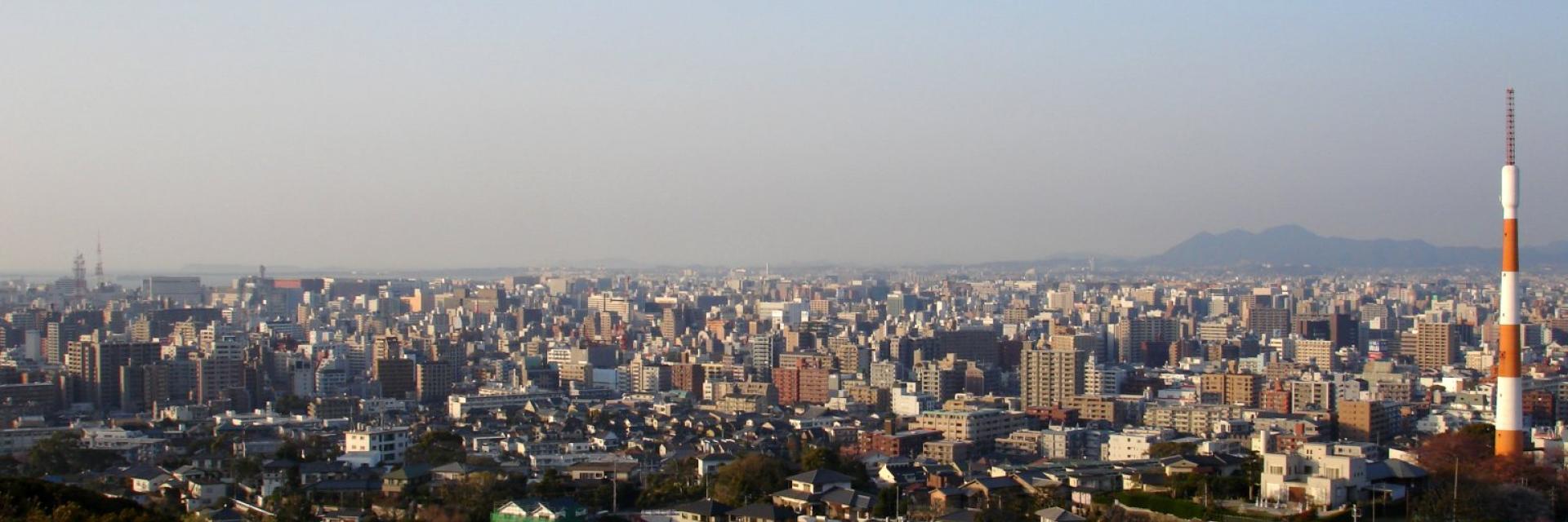 由福岡市南區的鴻巢山俯望的福岡市街 CC BY-SA 3.0